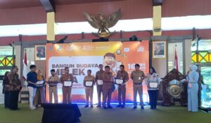 Bupati Tegal Ischak Maulana Rohman, SH memberikan piagam penghargaan kepada Kepala Dinas Kesehatan dr. Ruszaeni, SH, MM