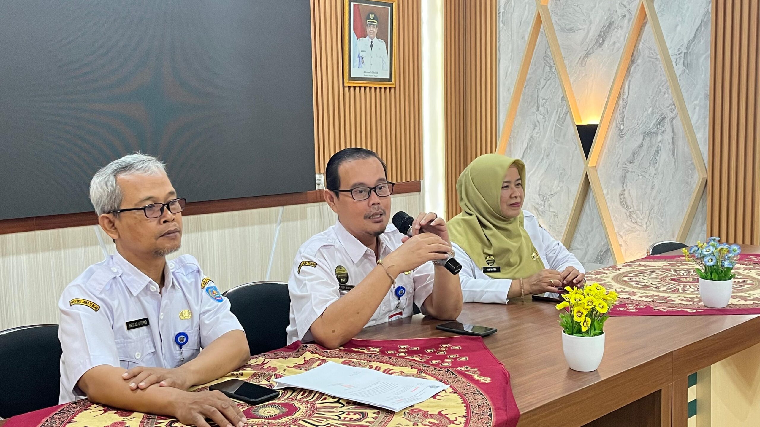 Ketua Tim Pengembangan SDMK (kiri), Plt. Kepala Dinas Kesehatan Kabupaten Tegal (tengah), Kepala Bidang SDK (kanan)