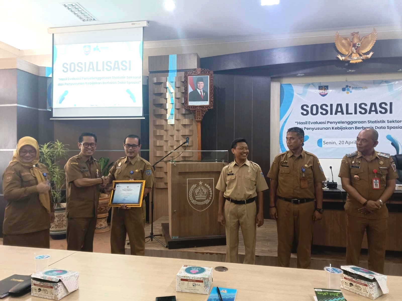 Plt. Asisten Pemerintahan dan Kesejahteraan Rakyat, Muhammad Faried Wajdy menyerahkan penghargaan kepada Plt. Kepala Dinas Kesehatan, Edy Sucipto